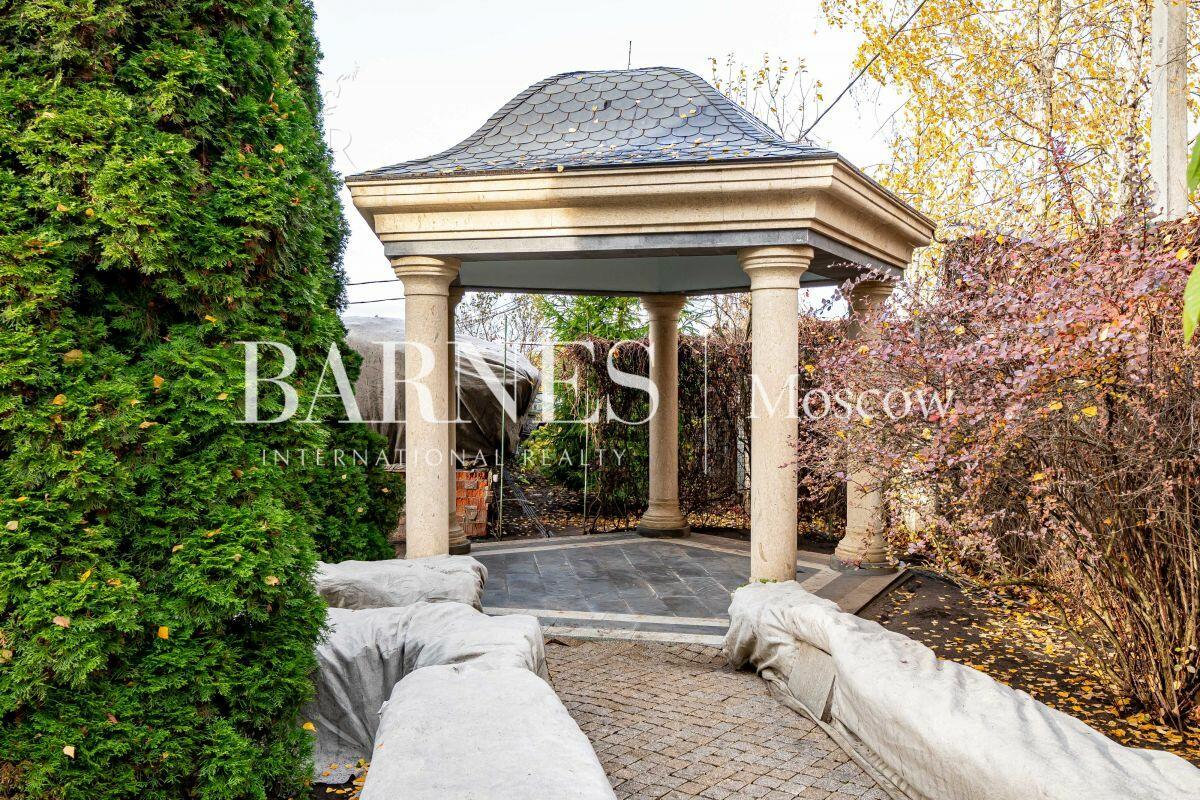 3-этажный коттедж 1 200 м² без отделки