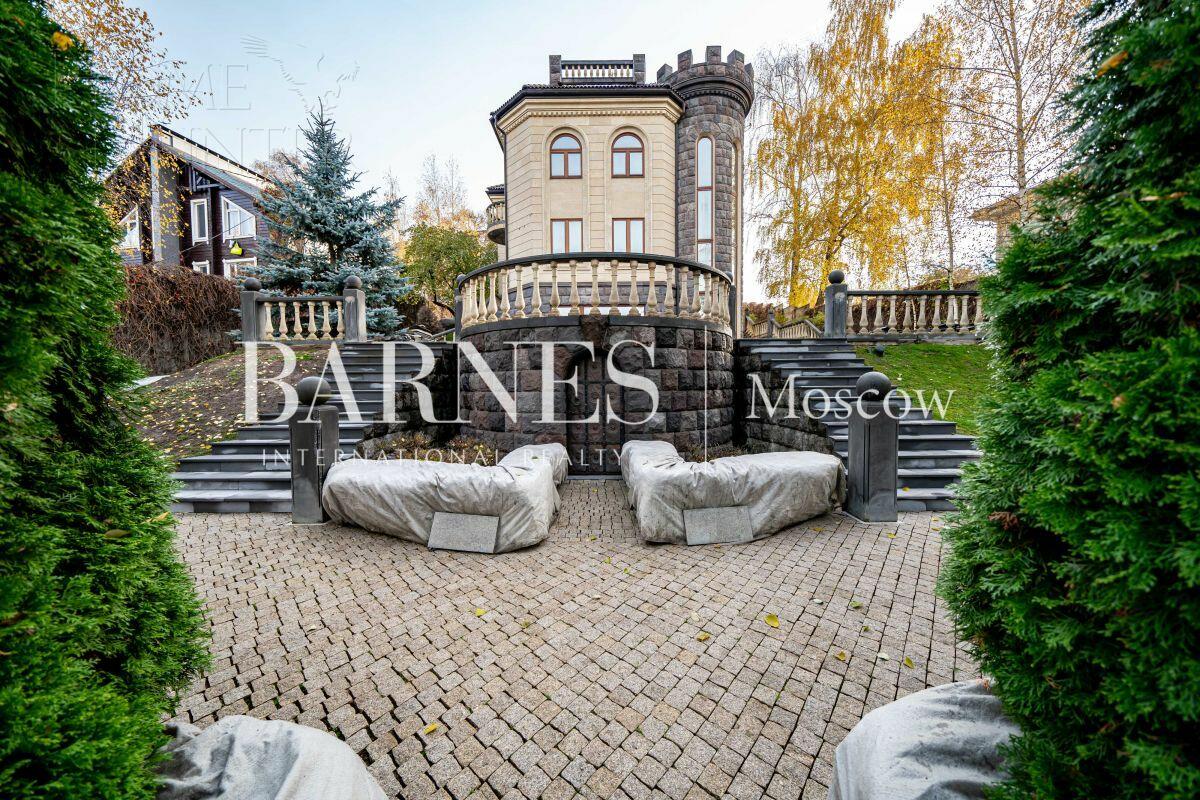 3-этажный коттедж 1 200 м² без отделки