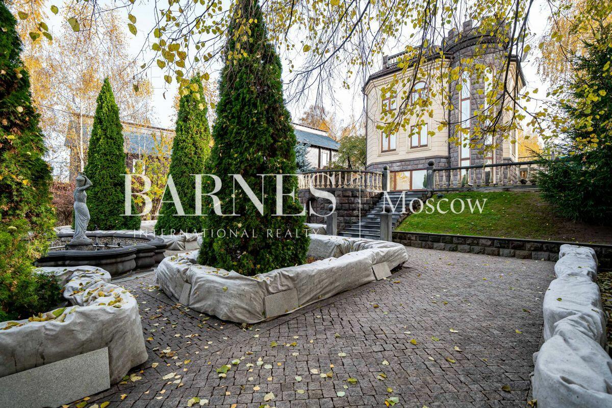 3-этажный коттедж 1 200 м² без отделки