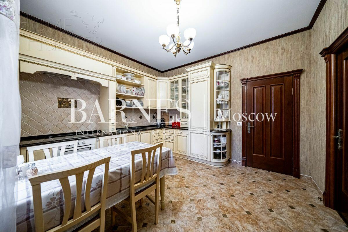 3-этажный коттедж 1 200 м² без отделки