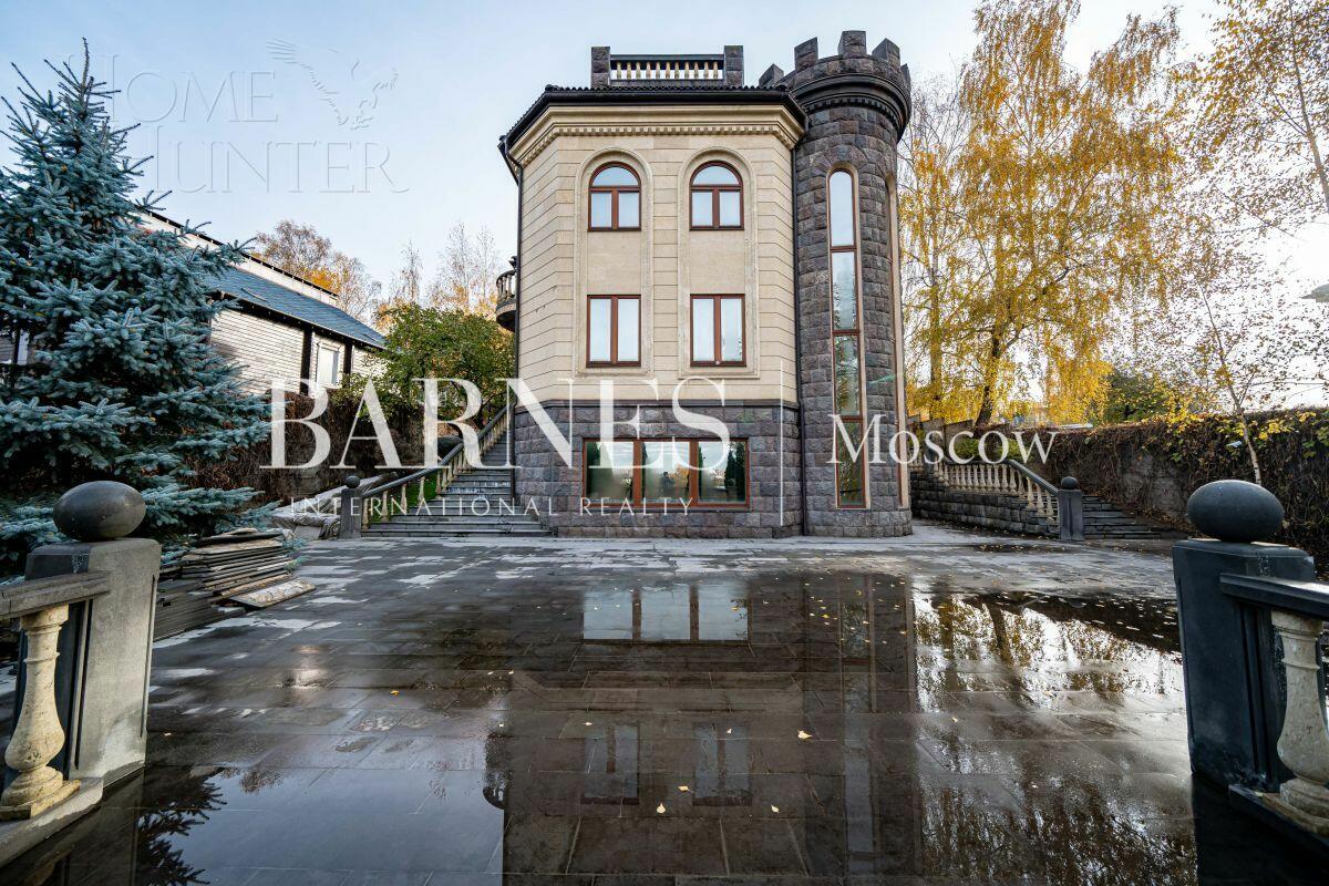 3-этажный коттедж 1 200 м² без отделки