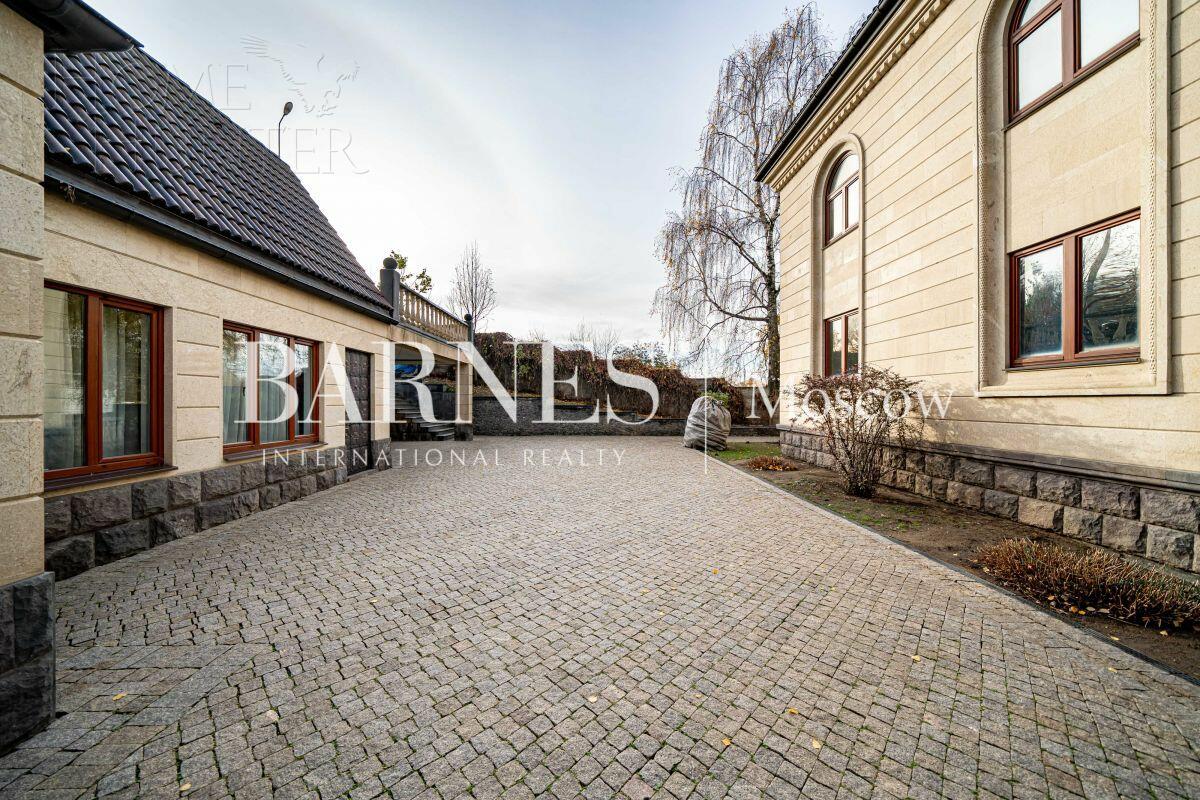 3-этажный коттедж 1 200 м² без отделки