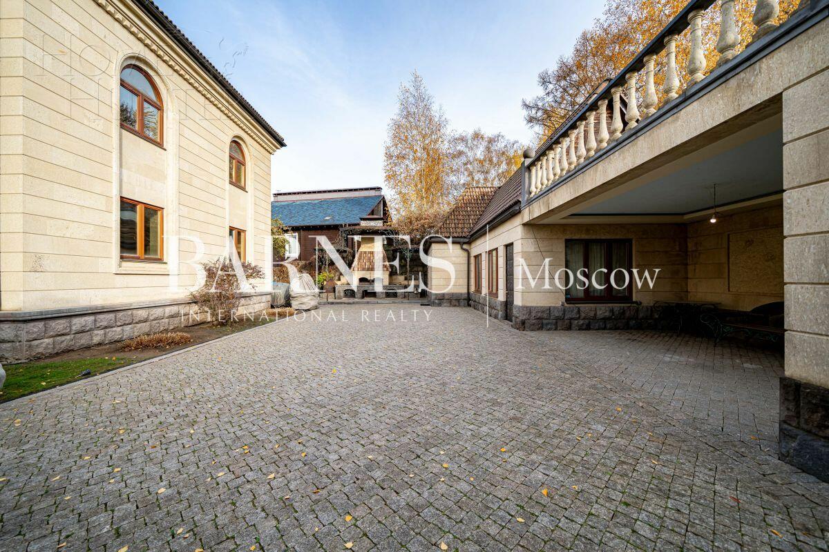 3-этажный коттедж 1 200 м² без отделки