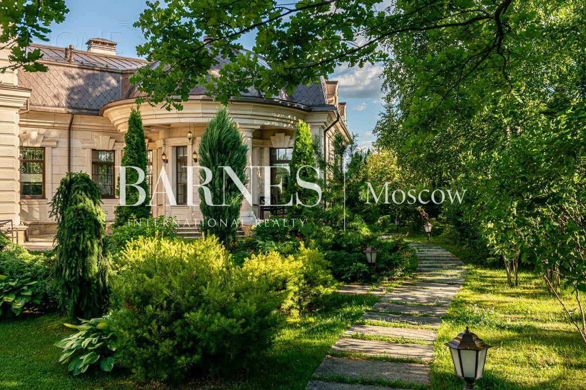 2-этажный коттедж 2 400 м² с отделкой