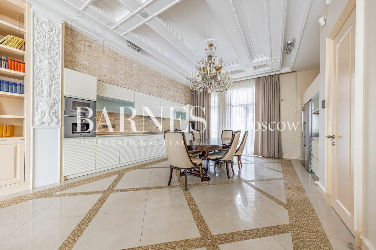 3-этажный таунхаус 430 м² с отделкой