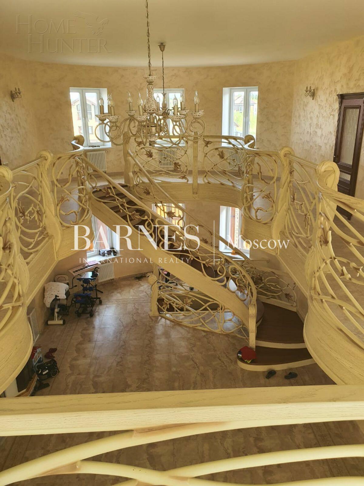 3-этажный коттедж 1 240 м² с отделкой