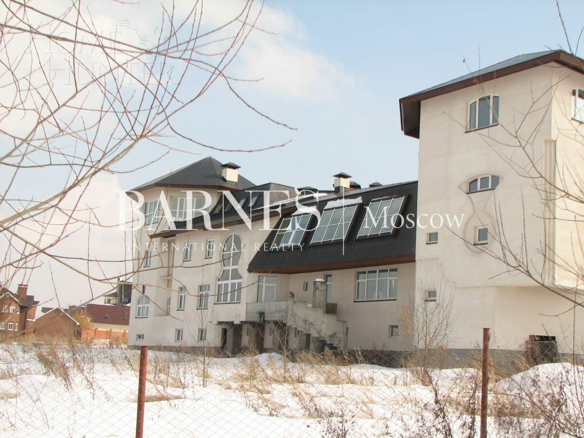 2-этажный коттедж 1 600 м² без отделки