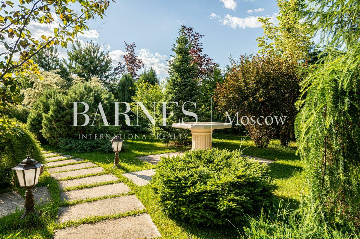 2-этажный коттедж 2 400 м² с отделкой
