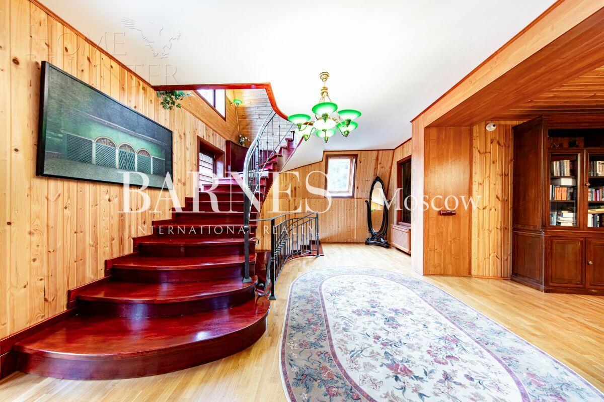 3-этажный коттедж 650 м² с отделкой