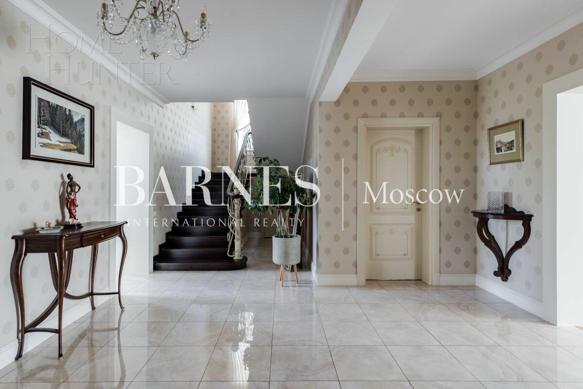 3-этажный коттедж 550 м² с отделкой