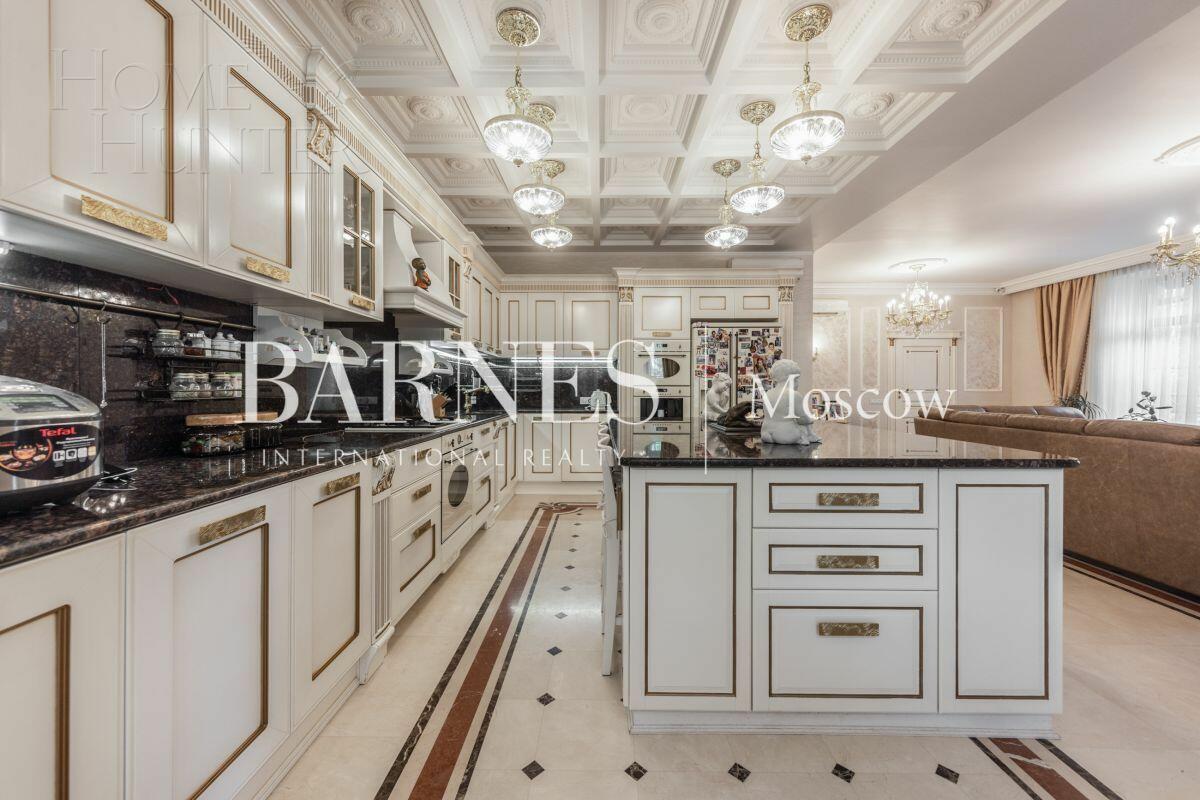 3-этажный таунхаус 700 м² с отделкой