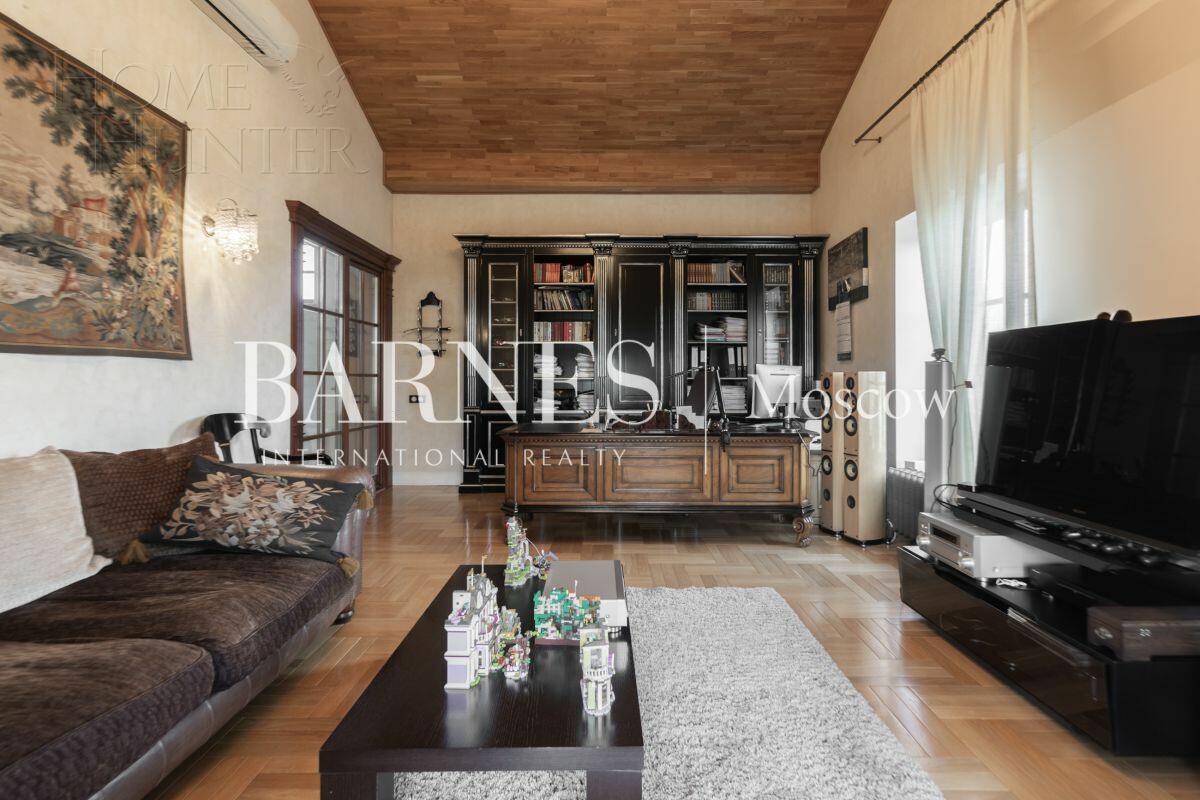 3-этажный таунхаус 700 м² с отделкой