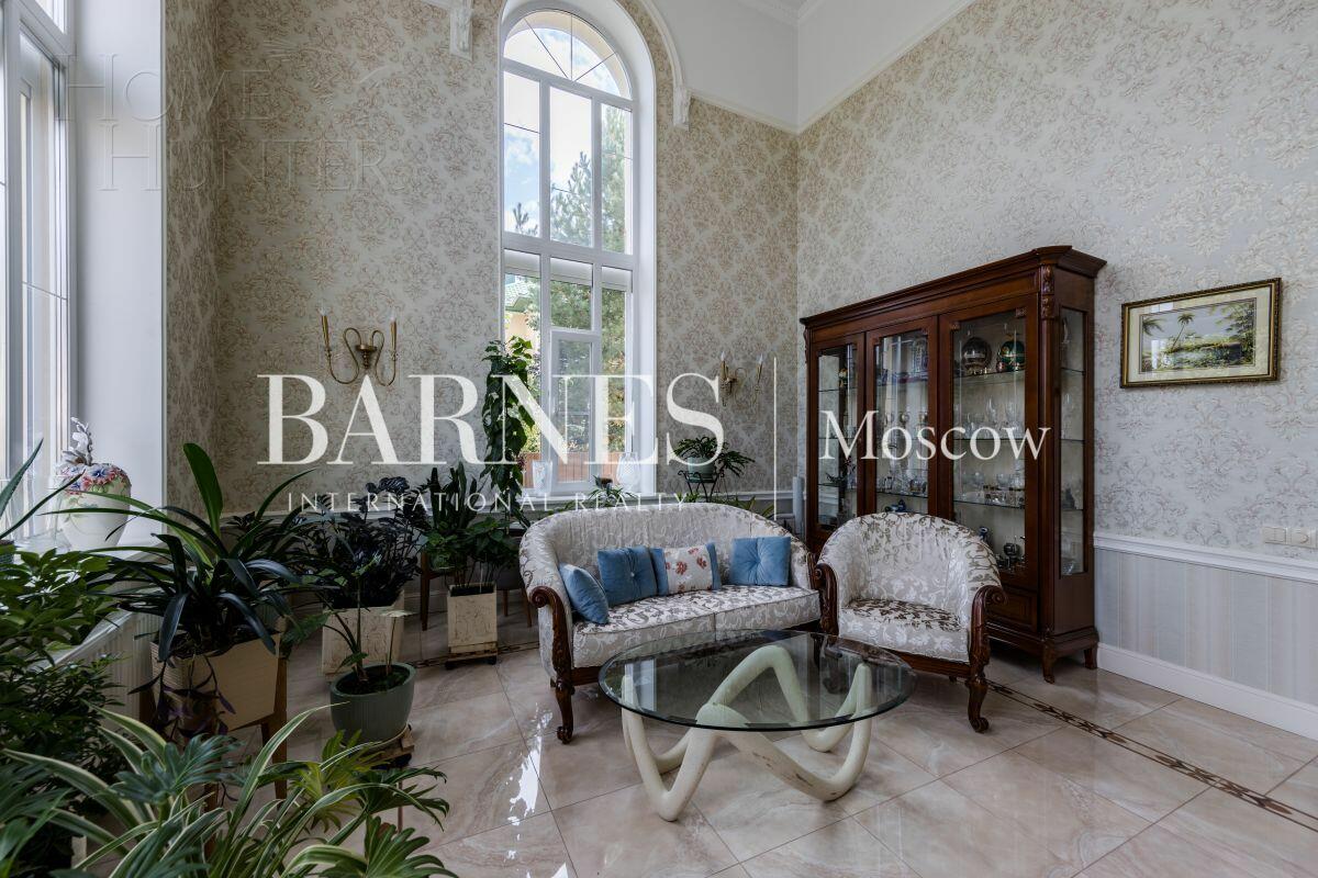 3-этажный коттедж 550 м² с отделкой