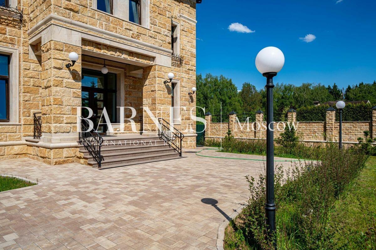 2-этажный коттедж 2 800 м² без отделки