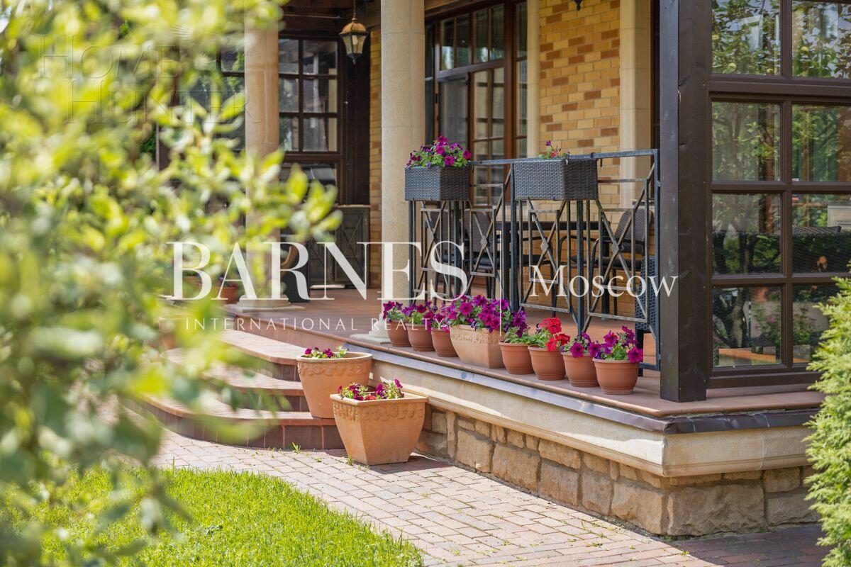 3-этажный таунхаус 700 м² с отделкой