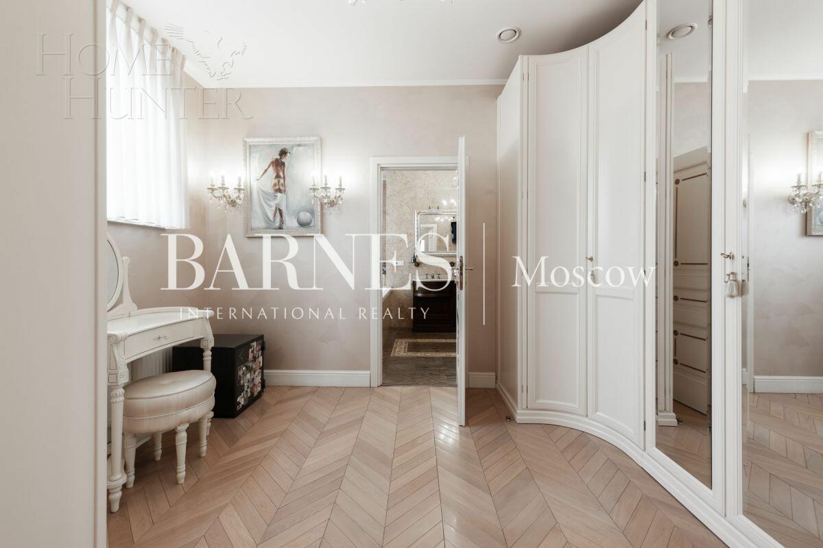 3-этажный таунхаус 700 м² с отделкой