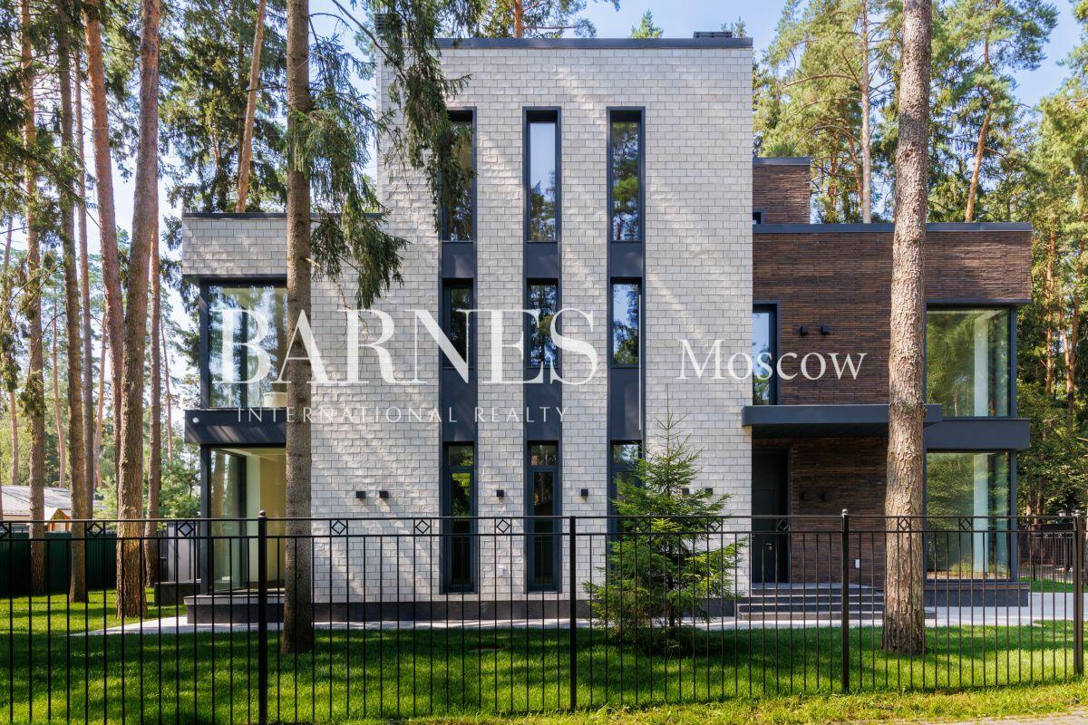 3-этажный коттедж 380 м² с отделкой