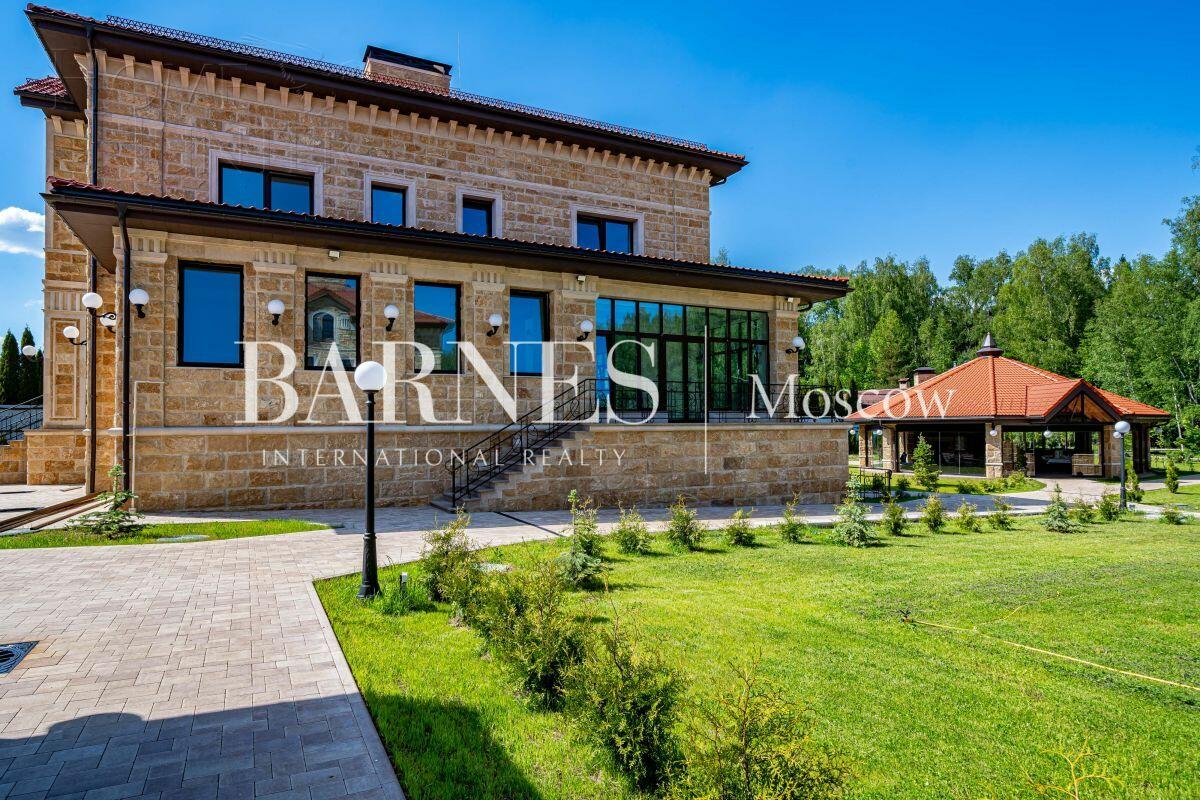 2-этажный коттедж 2 800 м² без отделки