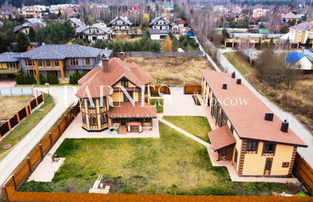 3-этажный коттедж 1 240 м² с отделкой