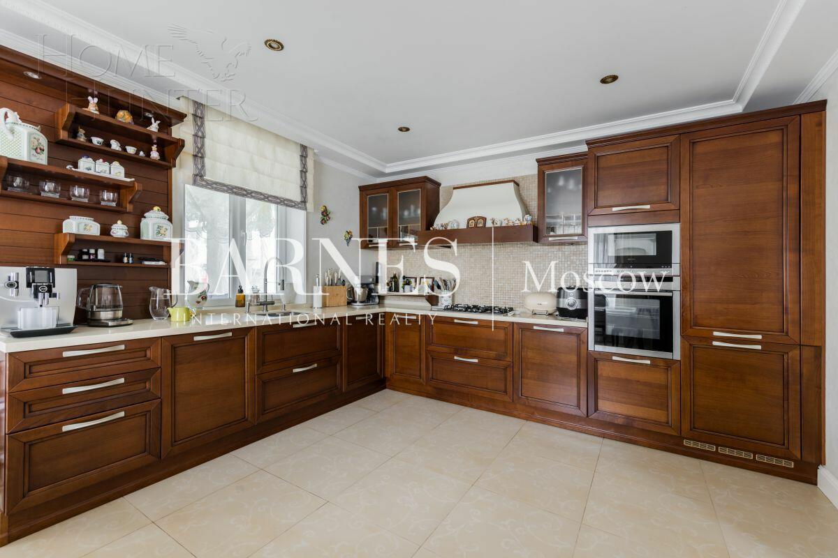 3-этажный коттедж 550 м² с отделкой