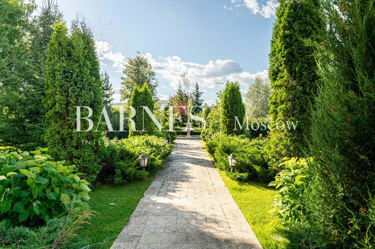 2-этажный коттедж 2 400 м² с отделкой
