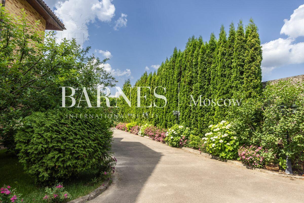 3-этажный таунхаус 700 м² с отделкой