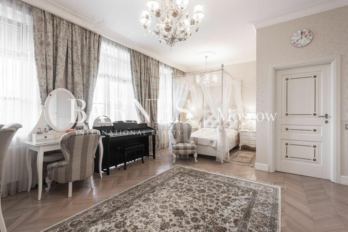 3-этажный таунхаус 700 м² с отделкой