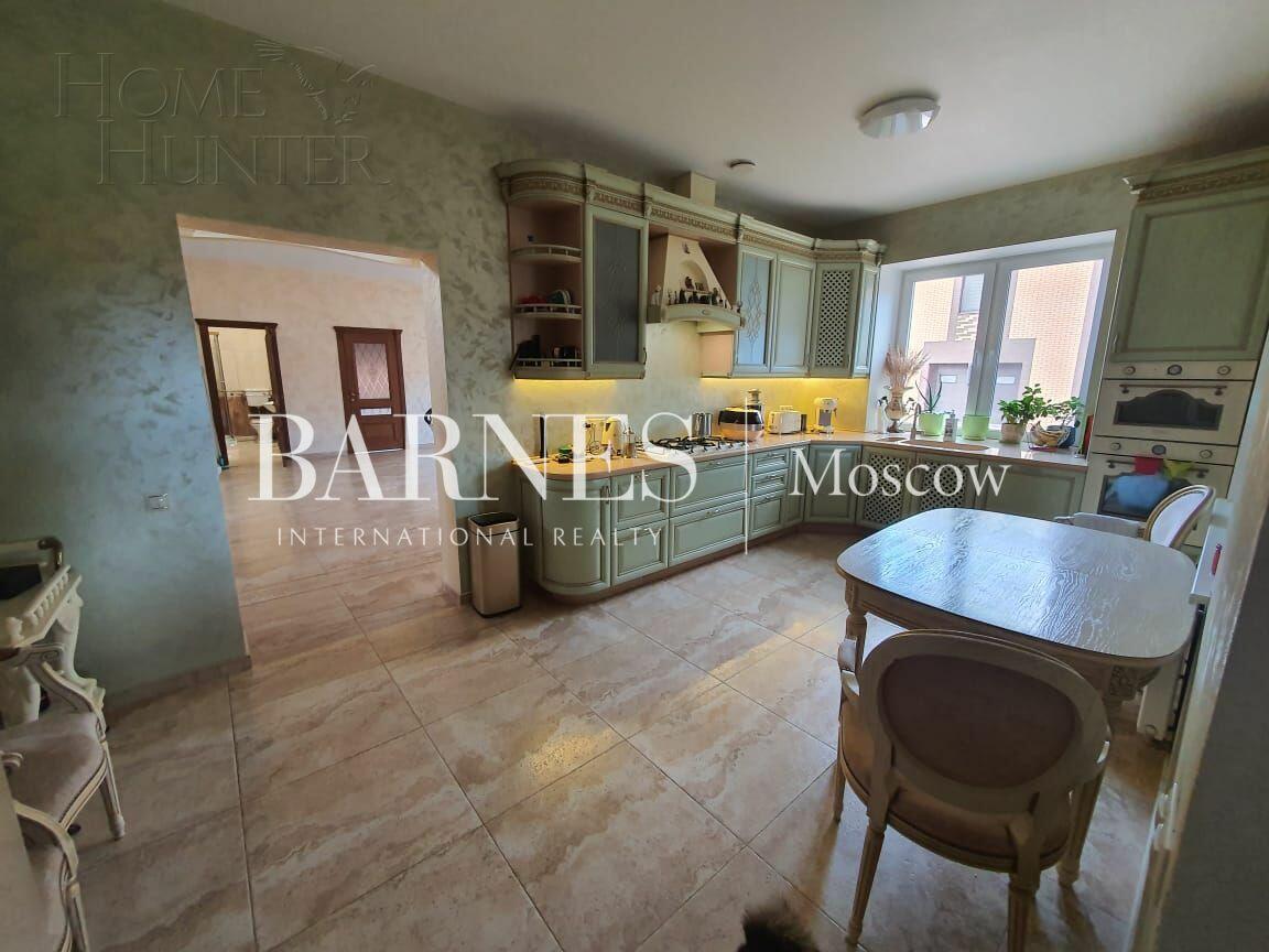 3-этажный коттедж 1 240 м² с отделкой