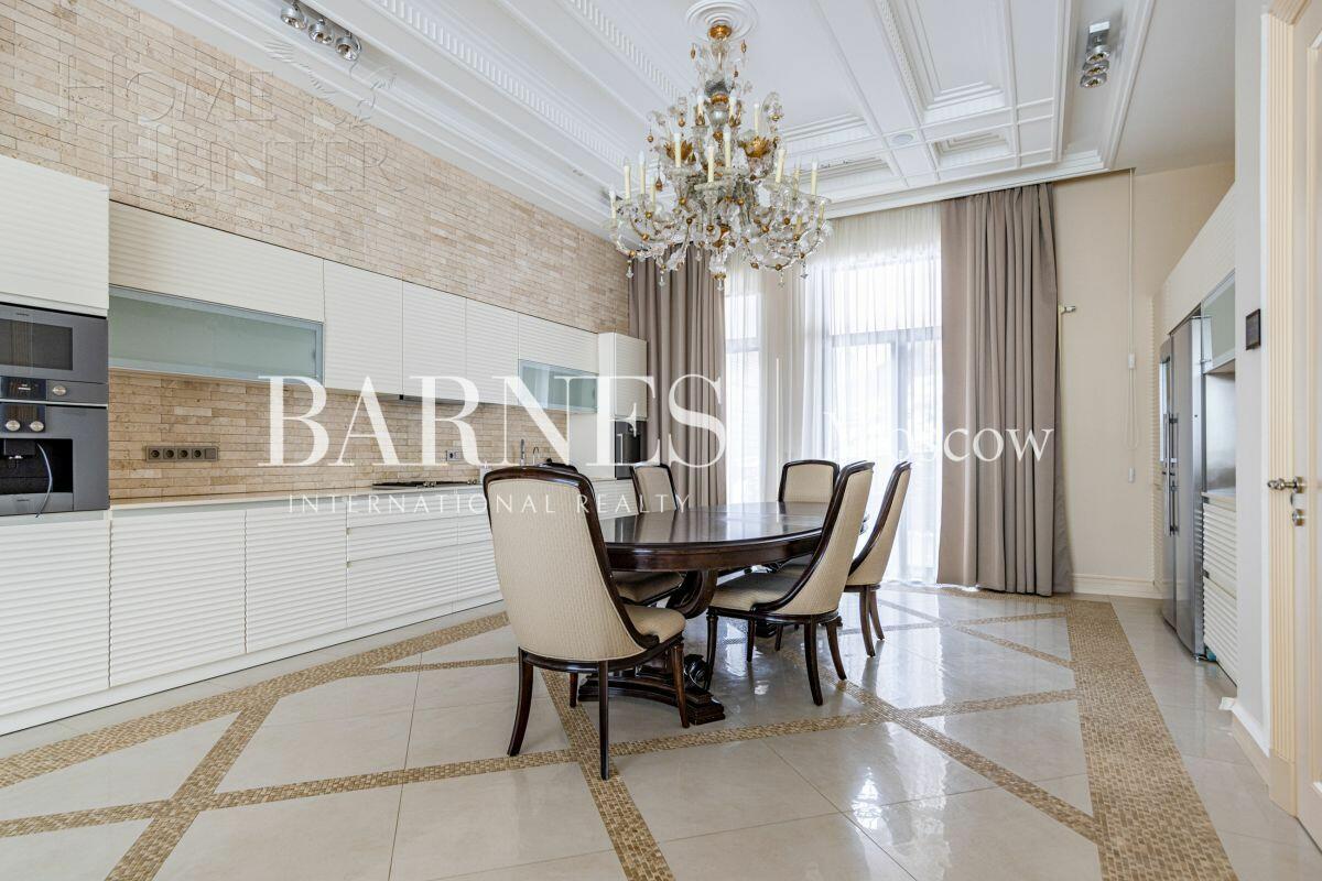 3-этажный таунхаус 430 м² с отделкой