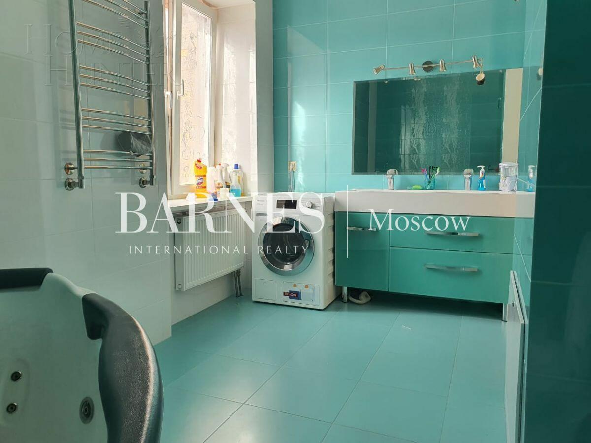 3-этажный коттедж 1 240 м² с отделкой