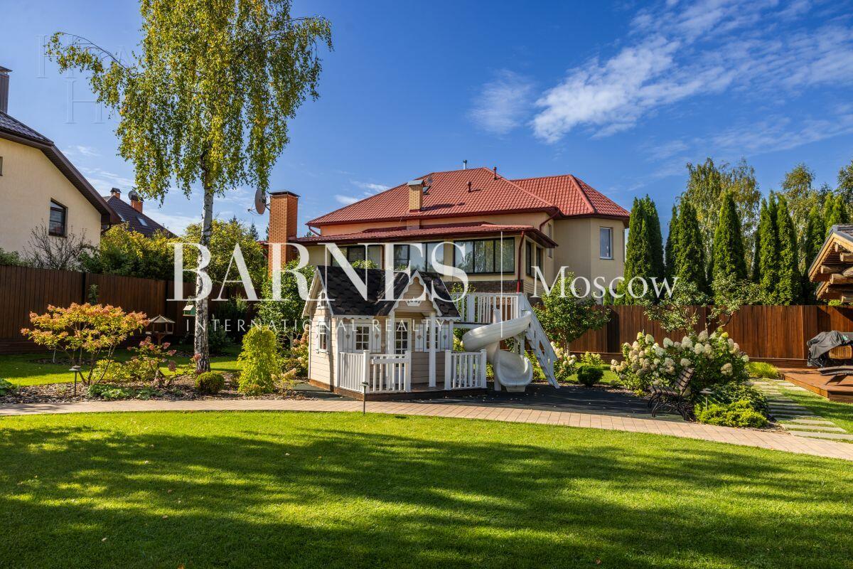 3-этажный коттедж 550 м² с отделкой