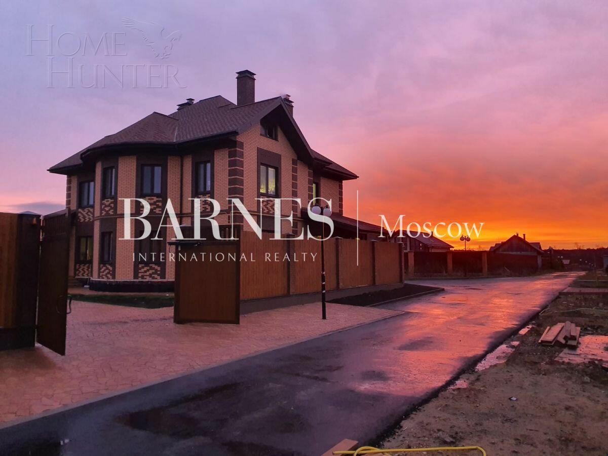 3-этажный коттедж 1 240 м² с отделкой