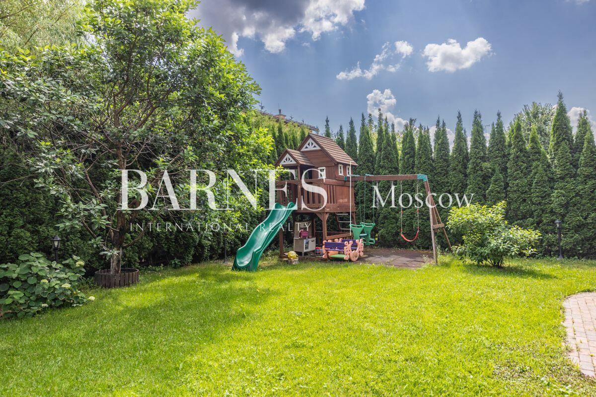 3-этажный таунхаус 700 м² с отделкой