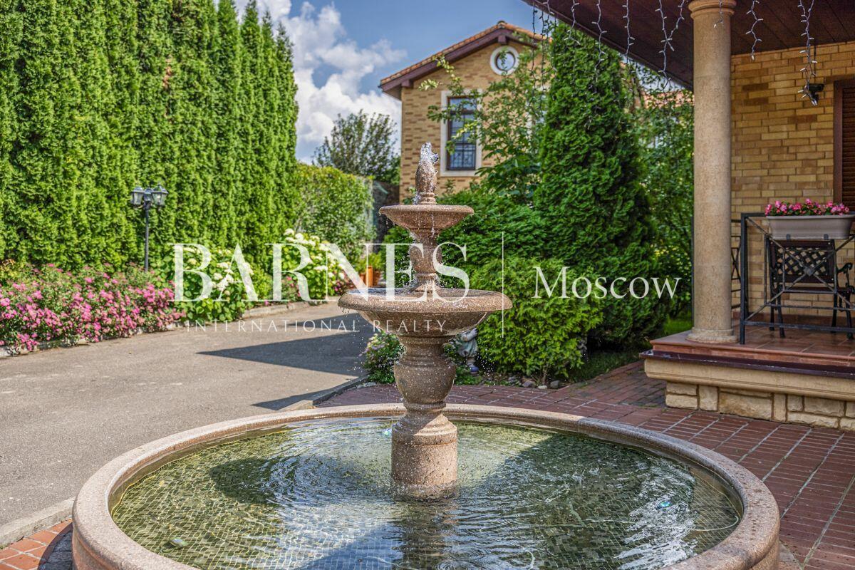 3-этажный таунхаус 700 м² с отделкой