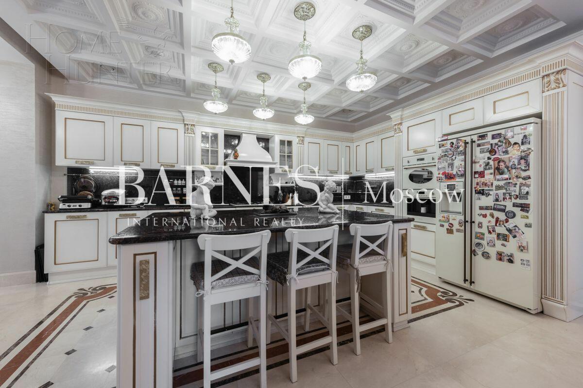 3-этажный таунхаус 700 м² с отделкой