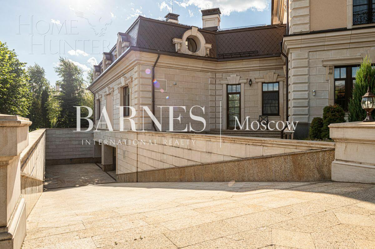 2-этажный коттедж 2 400 м² с отделкой