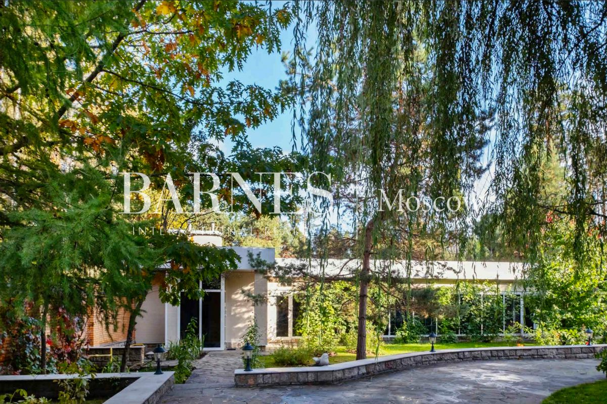 2-этажный коттедж 1 300 м² с отделкой