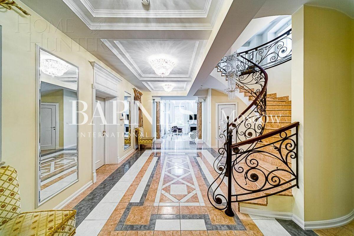 3-этажный коттедж 740 м² с отделкой