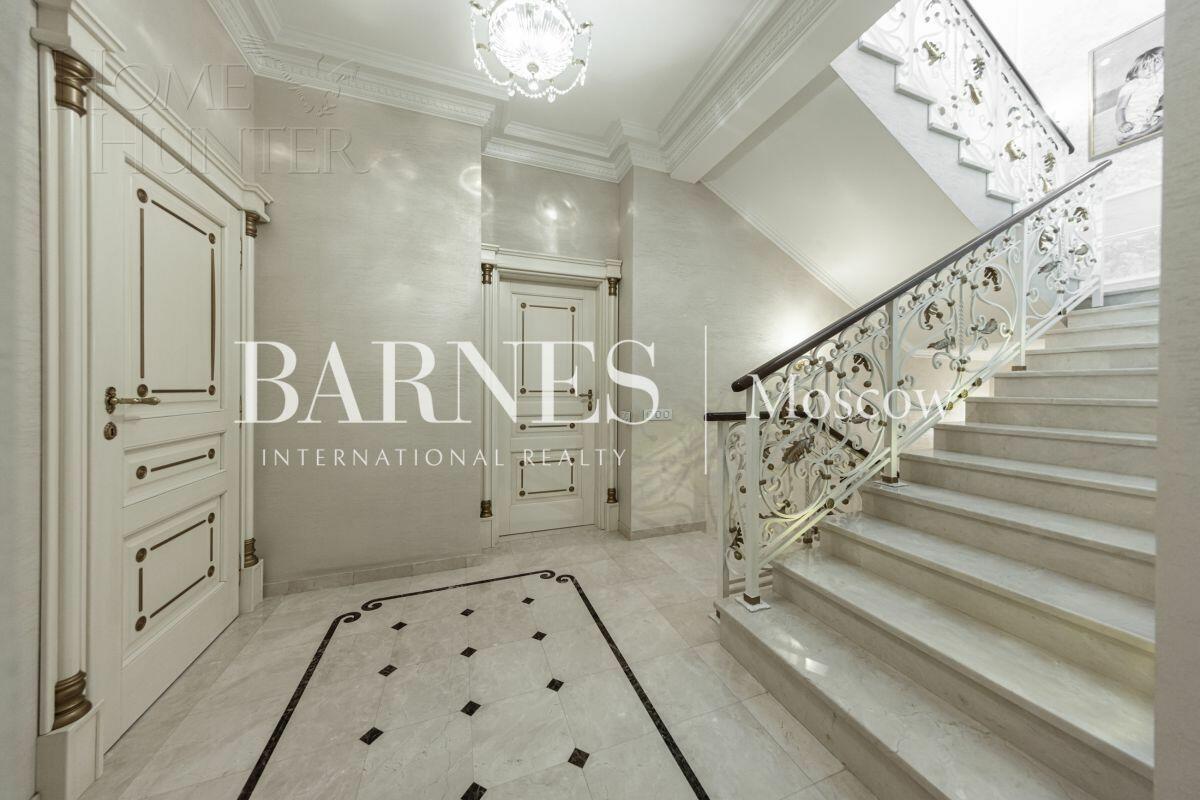 3-этажный таунхаус 700 м² с отделкой