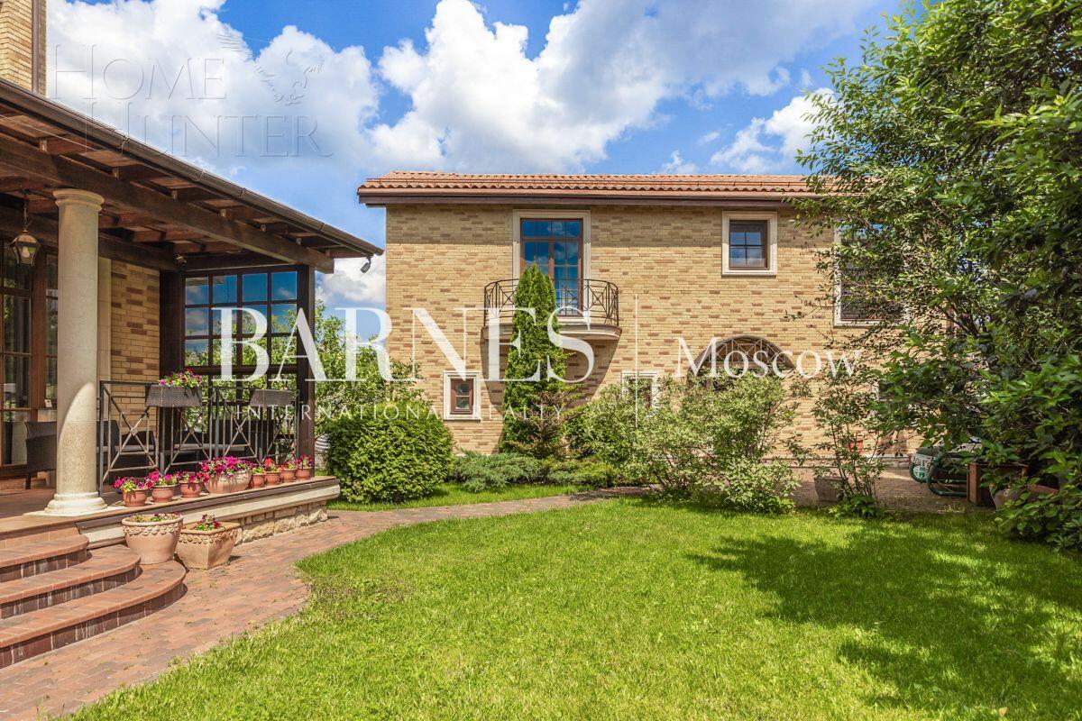 3-этажный таунхаус 700 м² с отделкой