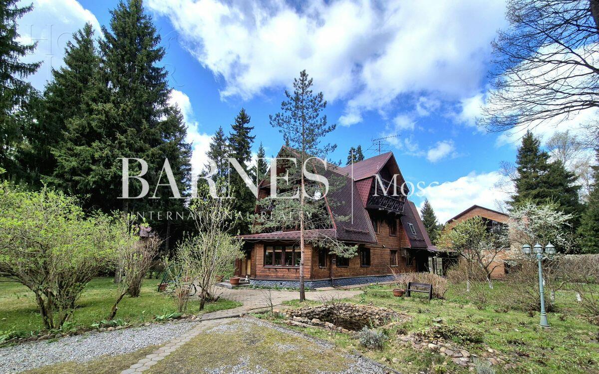 3-этажный коттедж 650 м² с отделкой