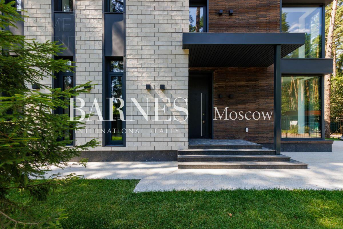 3-этажный коттедж 380 м² с отделкой