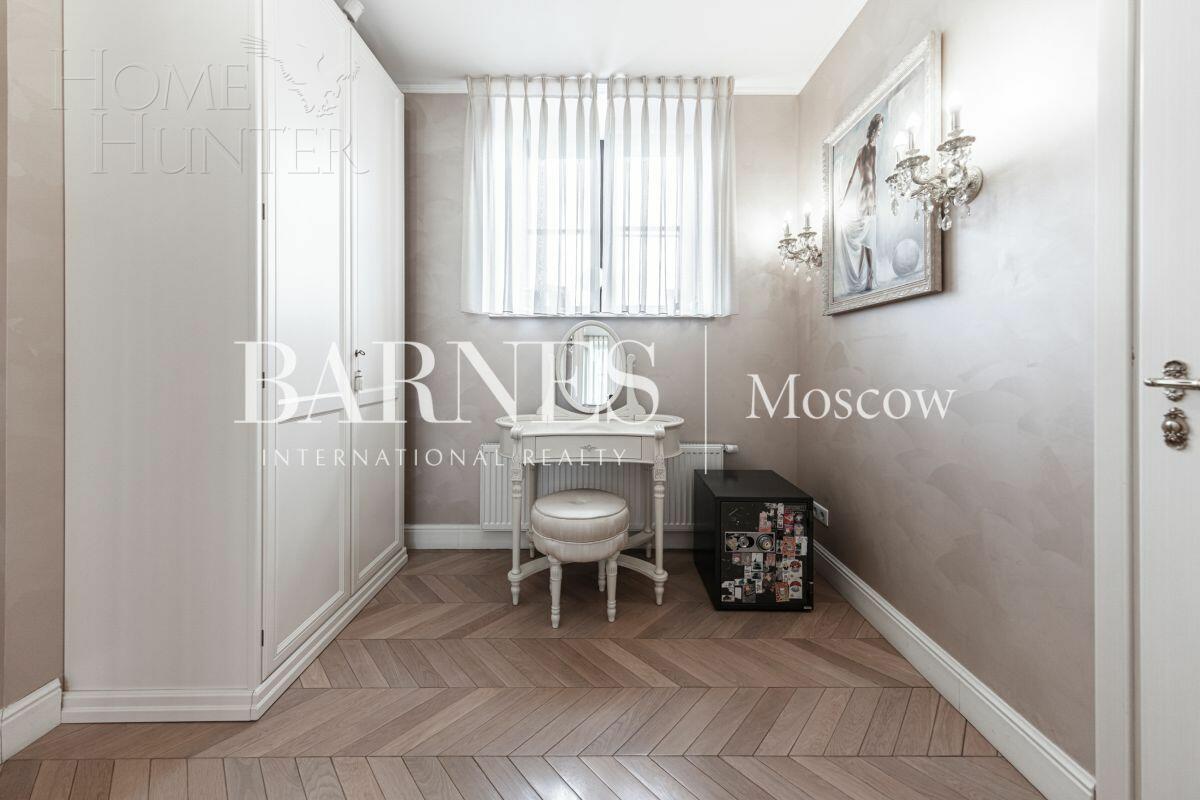 3-этажный таунхаус 700 м² с отделкой