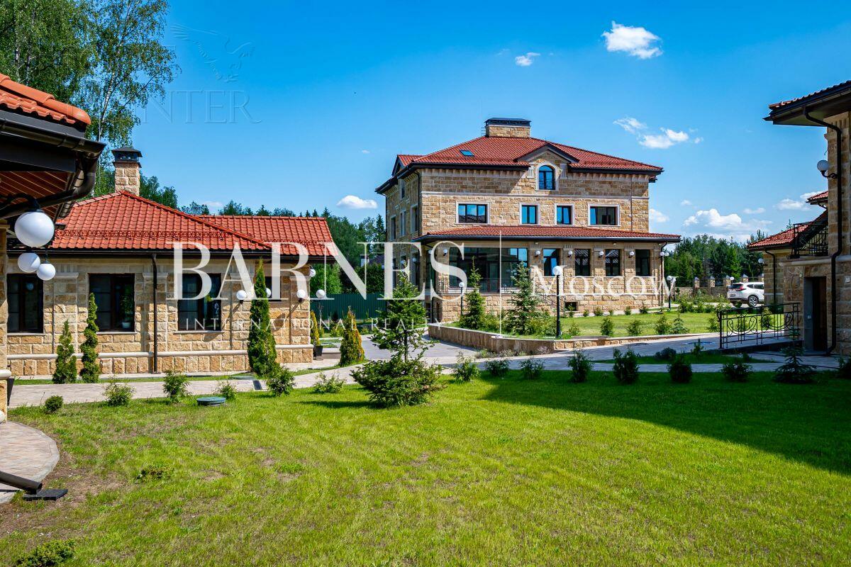 2-этажный коттедж 2 800 м² без отделки