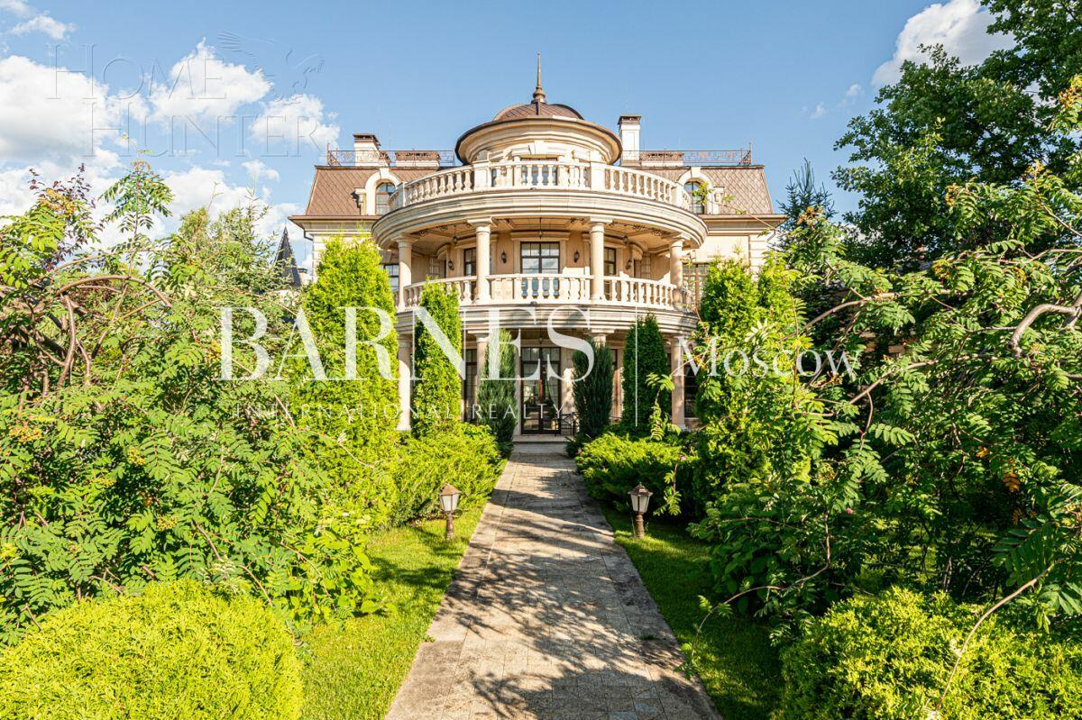 2-этажный коттедж 2 400 м² с отделкой