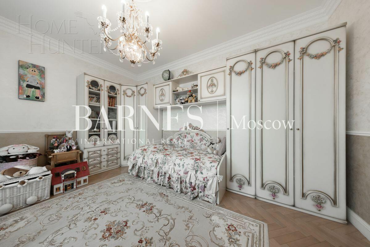 3-этажный таунхаус 700 м² с отделкой