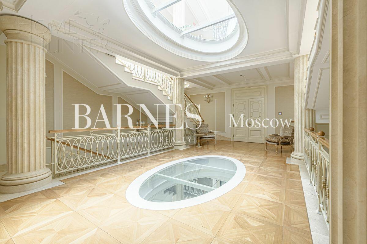 2-этажный коттедж 2 400 м² с отделкой