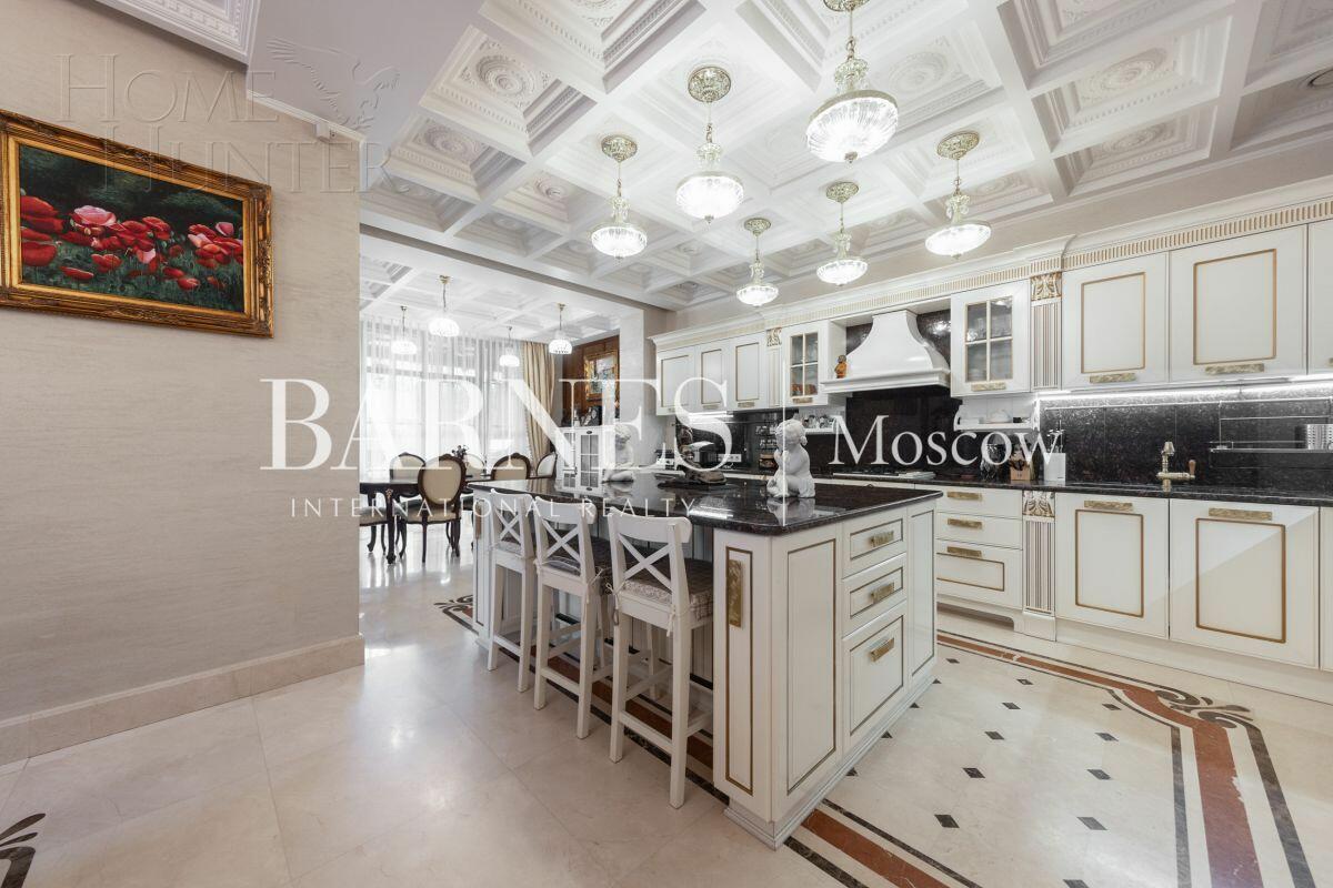 3-этажный таунхаус 700 м² с отделкой