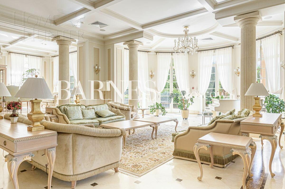 2-этажный коттедж 2 400 м² с отделкой