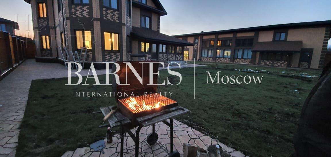 3-этажный коттедж 1 240 м² с отделкой